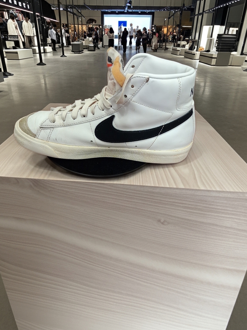 Nike Men’s BLAZER White High-Top Leather Sneaker with Black Swoosh SIZE 9
